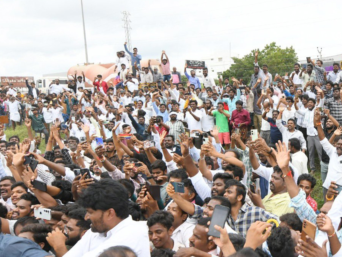 YS Jagan mohan reddy attends to wedding ceremony attracts crowds in Anantapur. photos8