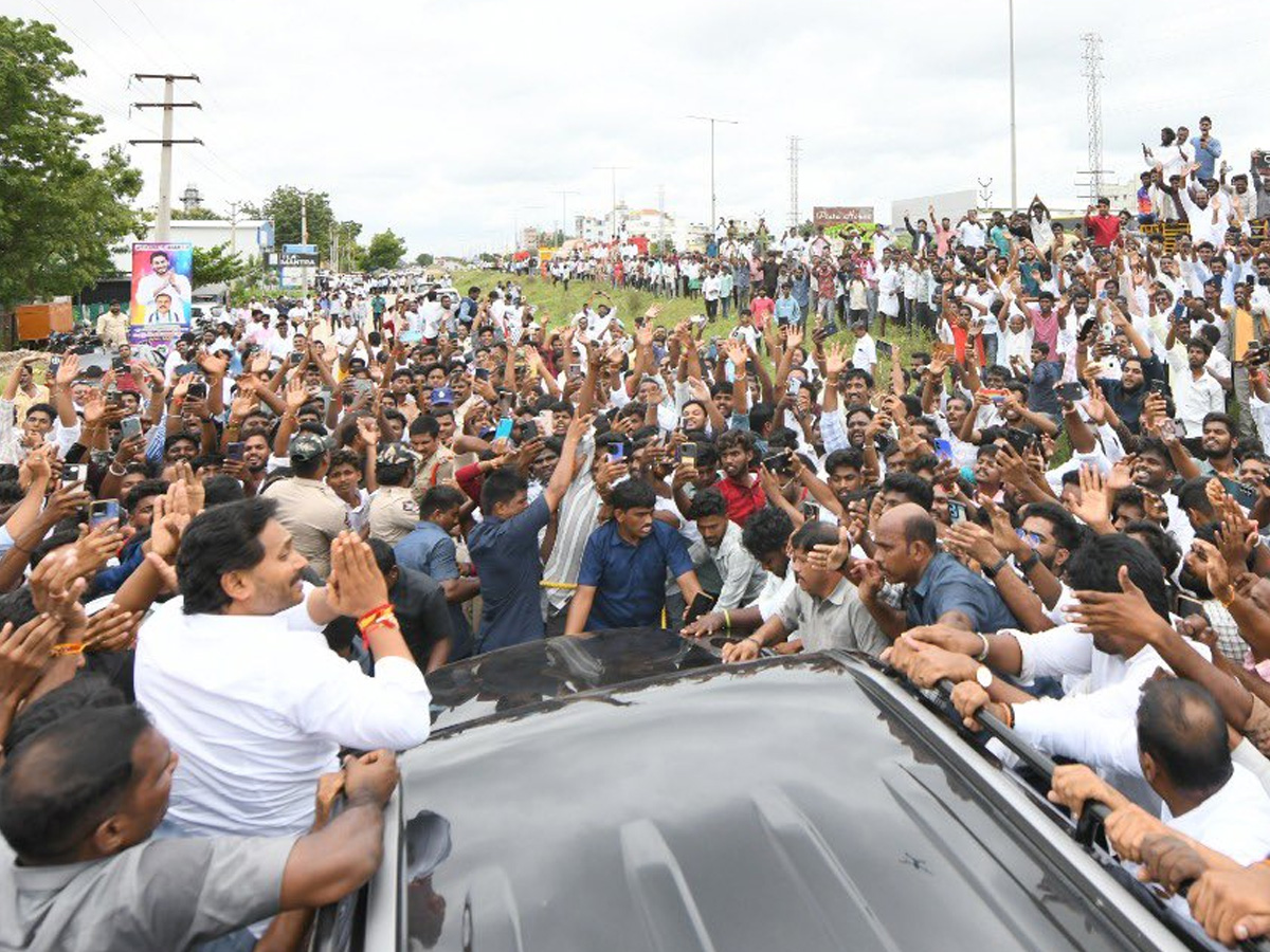YS Jagan mohan reddy attends to wedding ceremony attracts crowds in Anantapur. photos9