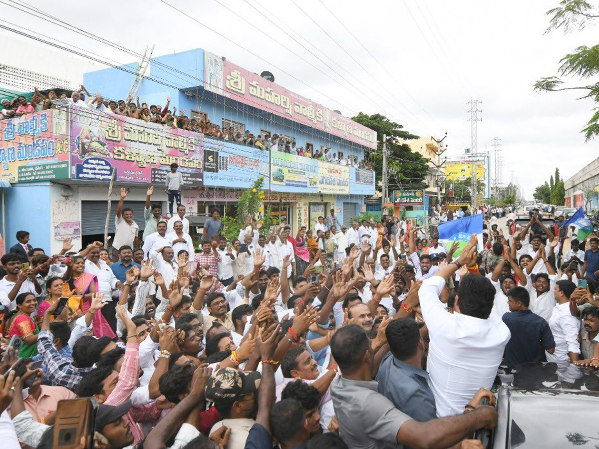 YS Jagan mohan reddy attends to wedding ceremony attracts crowds in Anantapur. photos10