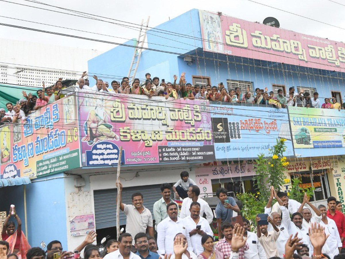 YS Jagan mohan reddy attends to wedding ceremony attracts crowds in Anantapur. photos11