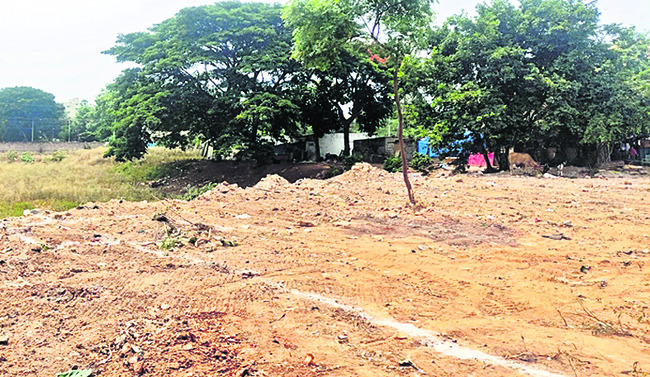 కబ్జా కోరల్లో నగరంపాలెం చెరువు1