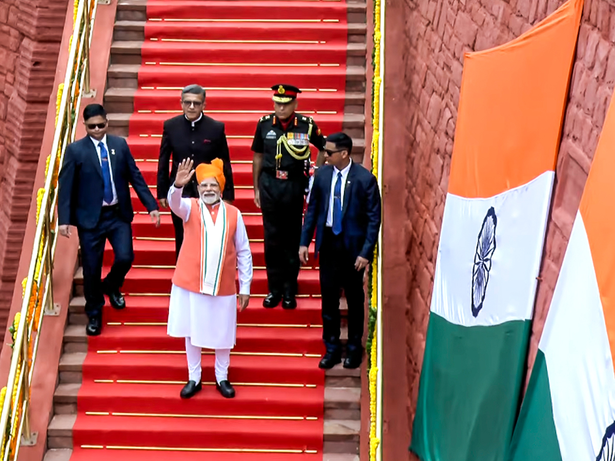 Narendra Modi hoisted the national flag at the Red Fort on the 79th Independence Day16