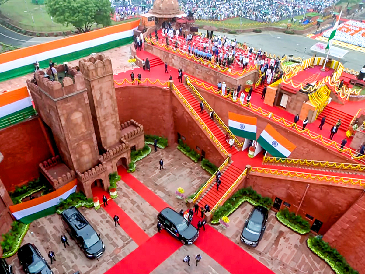 Narendra Modi hoisted the national flag at the Red Fort on the 79th Independence Day17