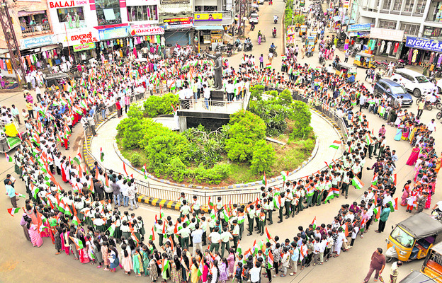 పట్టణం.. త్రివర్ణ శోభితం1