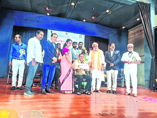 బీసీ కమిషన్‌ చైర్మన్‌కు స్వాగతం పలికిన కలెక్టర్‌
1