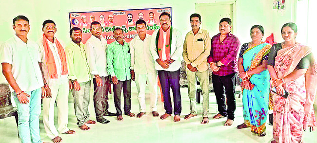 వర్షానికి కూలిన ఇల్లు
2