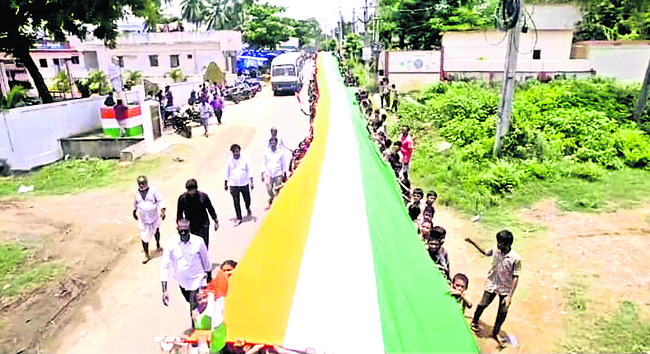 400 అడుగుల జాతీయ పతాకంతో ర్యాలీ 1