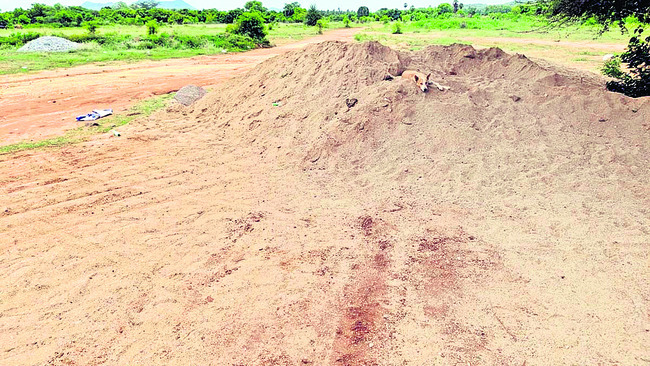 సీజ్‌ చేసిన ఇసుక మాయం! 
1