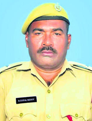 ఇద్దరు లీడింగ్‌ ఫైర్‌ ఆఫీసర్లకు రాష్ట్రపతి పతకాలు1