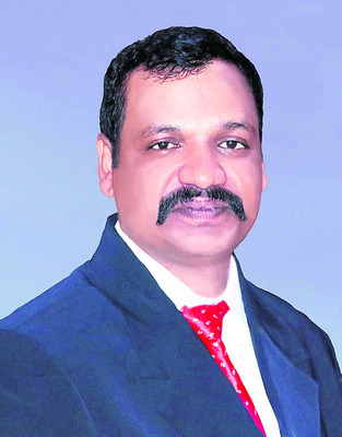 గుండుసూదిపై జాతీయ జెండాతో పరుగెడుతున్న యువతి1