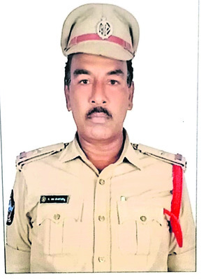 పలువురికి పోలీసు సేవా పతకాలు 1