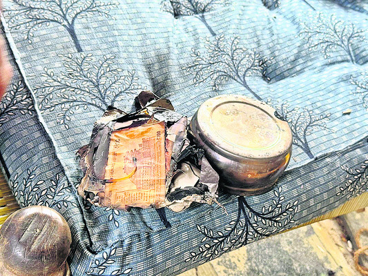 విద్యుత్‌ షార్ట్‌ సర్క్యూట్‌తో ఇల్లు దగ్ధం 1