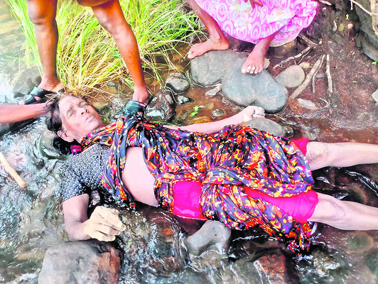 త్రికూటాలయాల నిర్మాణాలు అద్భుతం
1