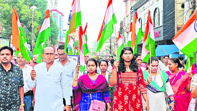 త్రివర్ణ పతాకాల రెపరెపలు 1