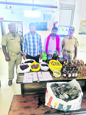 గోడ మీద రాతలకు ఆధారాలు లభించాయి: ఎస్పీ 1