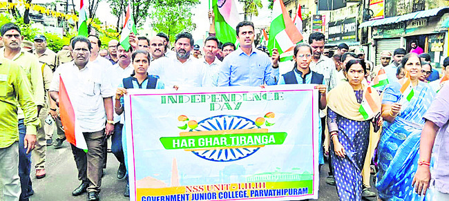 సందడిగా హర్‌ ఘర్‌ తిరంగా ర్యాలీ 1