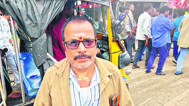 కడుపు కొడుతున్నారు
2