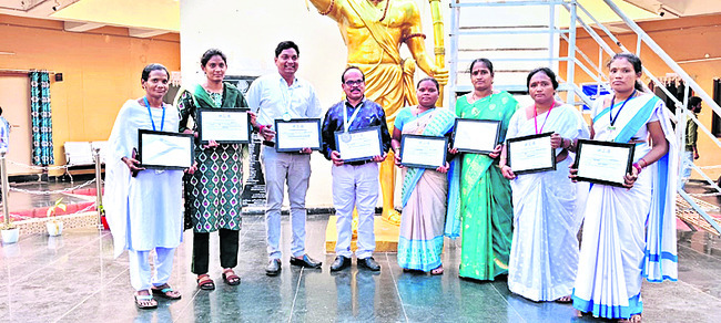 అవార్డు గ్రహీతలకు అభినందనలు 1