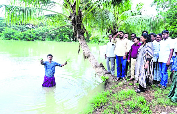 ముంపు చేల పరిశీలన 1