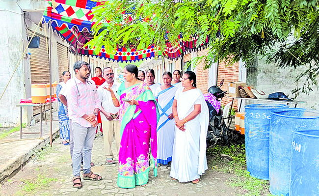 బస్టాండ్‌లో భద్రతా ఏర్పాట్ల పరిశీలన 
1