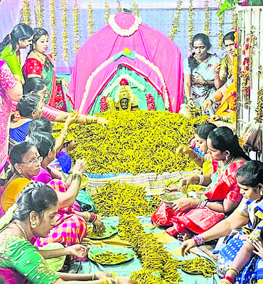కనకమహాలక్ష్మికి లక్ష   పసుపు కొమ్ములతో అర్చన 1