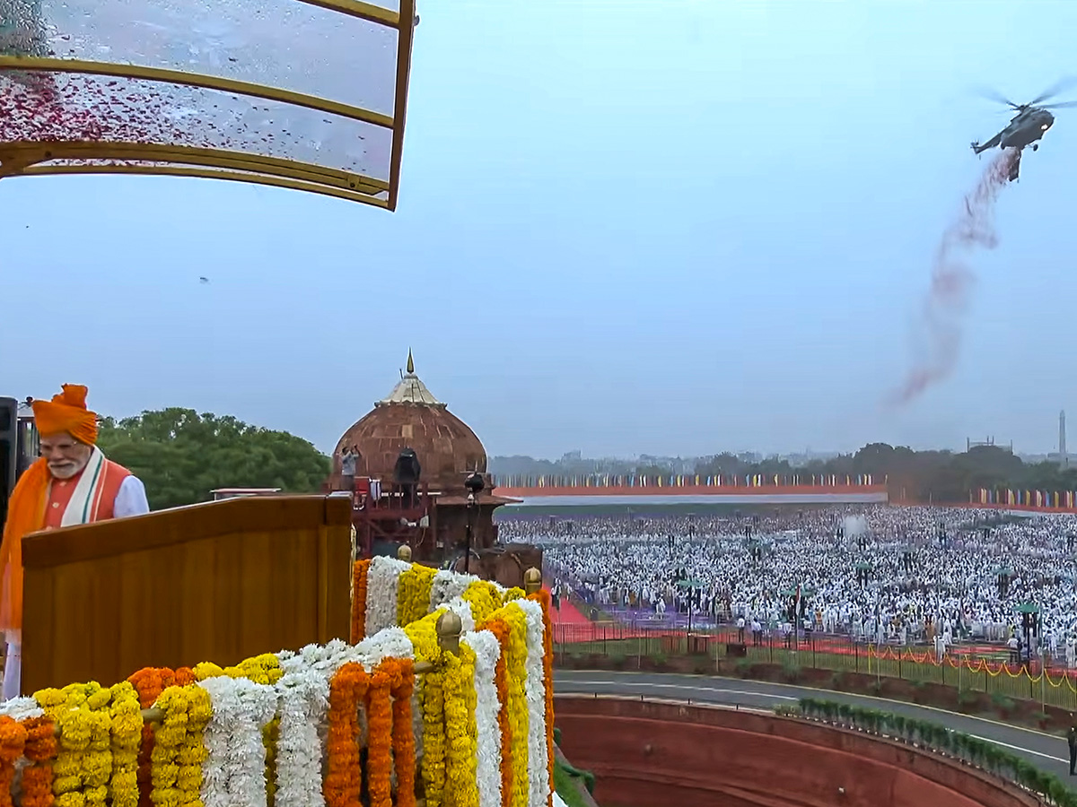 Narendra Modi hoisted the national flag at the Red Fort on the 79th Independence Day14