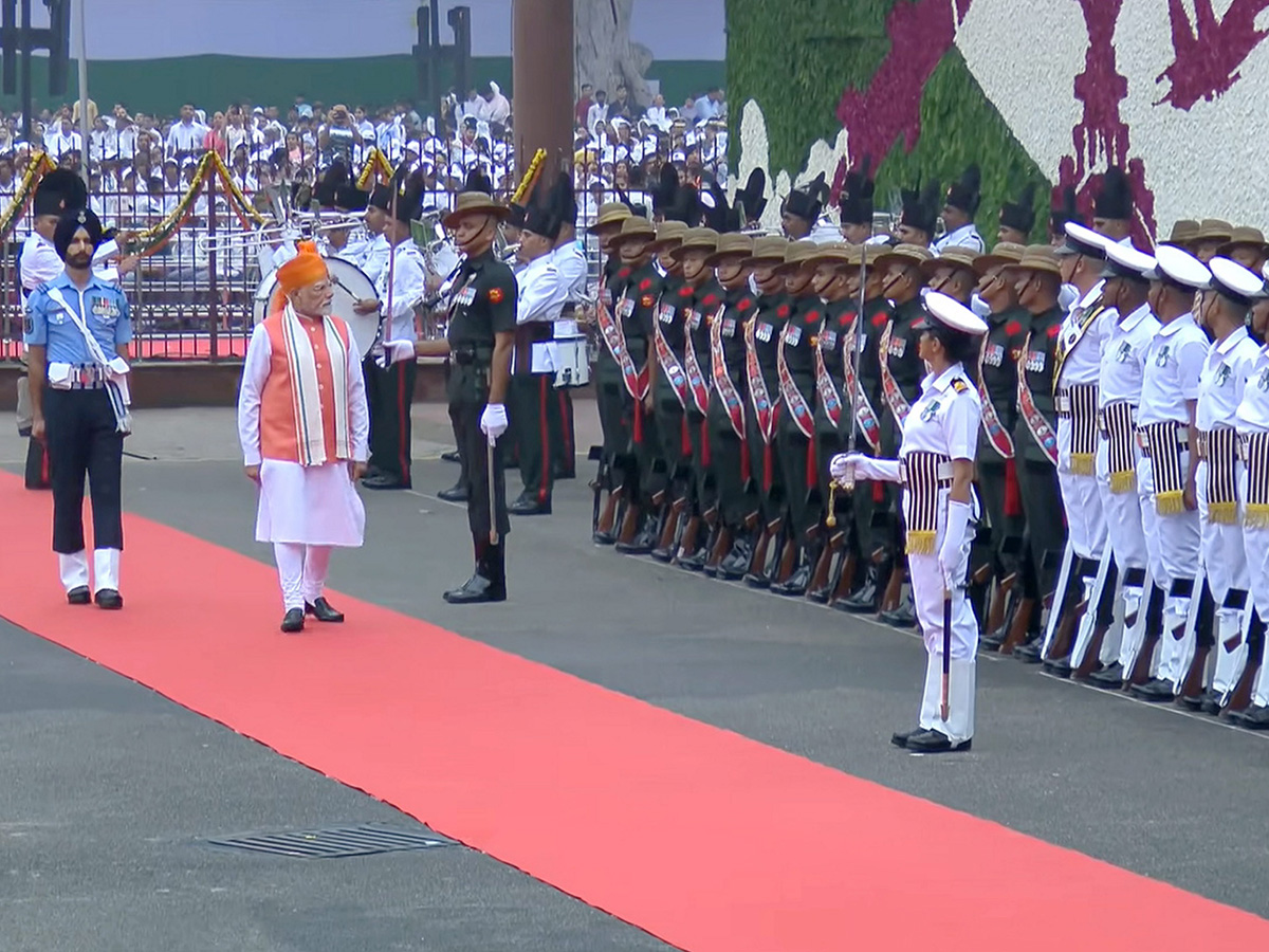 Narendra Modi hoisted the national flag at the Red Fort on the 79th Independence Day15