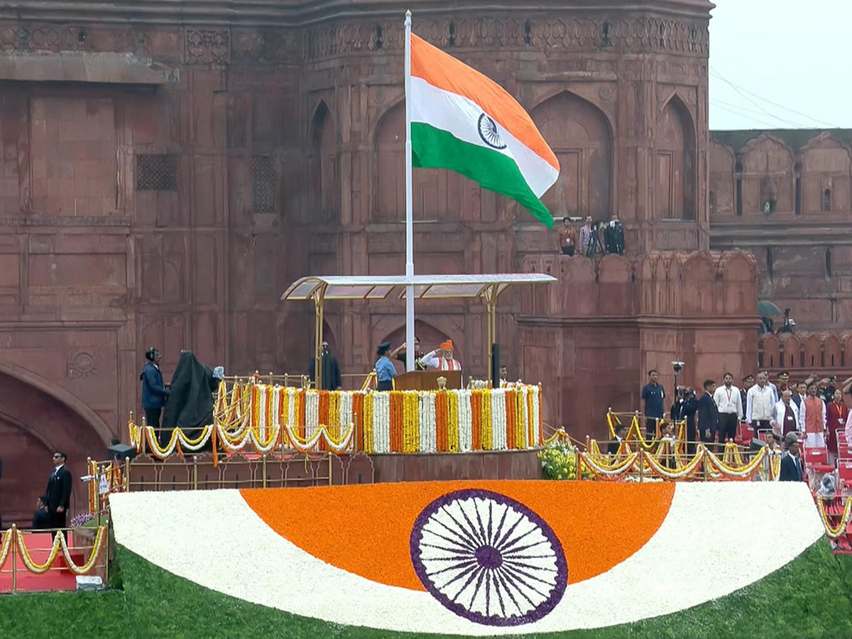 Narendra Modi hoisted the national flag at the Red Fort on the 79th Independence Day5