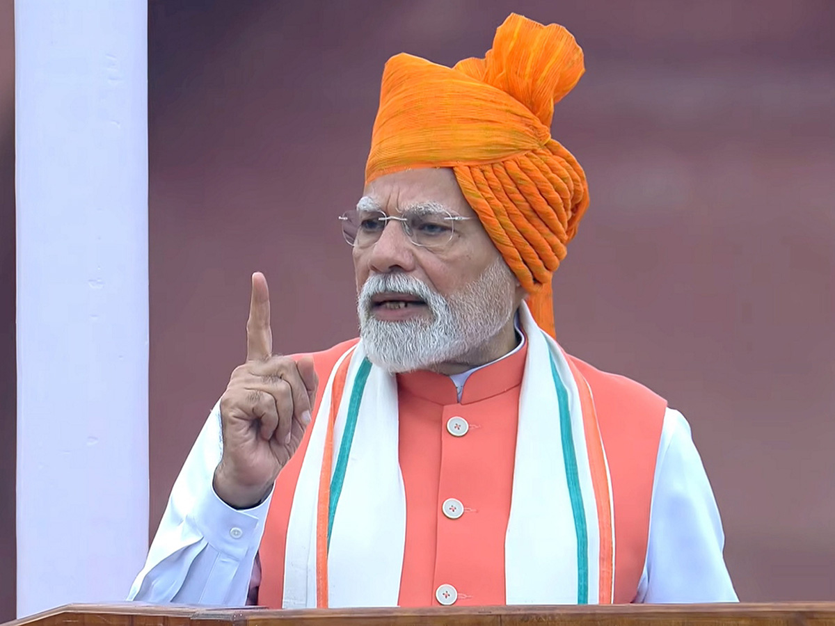 Narendra Modi hoisted the national flag at the Red Fort on the 79th Independence Day6