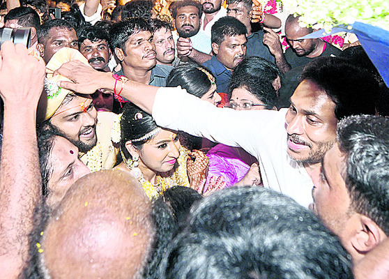 జగన్‌.. నీరాజనం2
