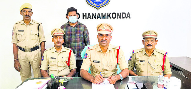 లారీ, బైక్‌ ఢీకొని ఒకరి మృతి 1