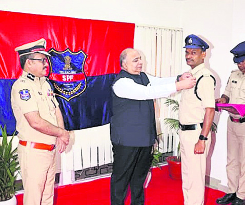 జిల్లా పోలీసులకు సేవా పతకాలు1