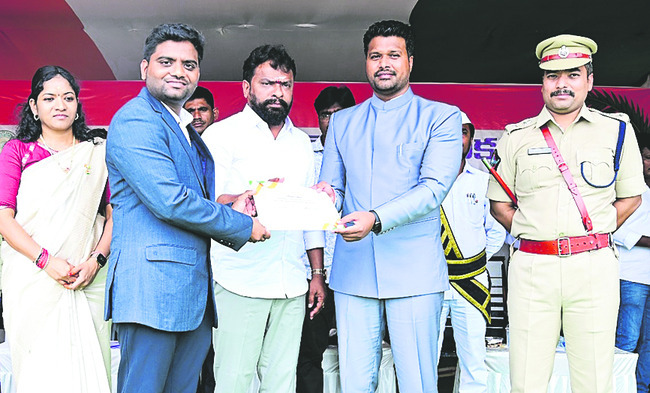 ఉత్తమ సేవలకు పురస్కారాలు2