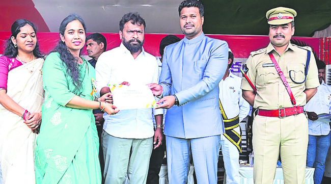 ఉత్తమ సేవలకు పురస్కారాలు1