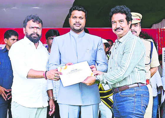 ఉత్తమ సేవలకు పురస్కారాలు8