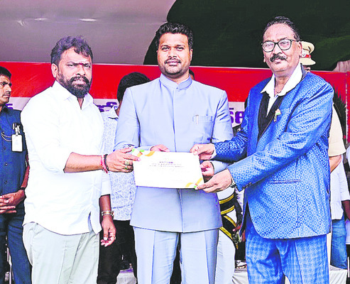 ఉత్తమ సేవలకు పురస్కారాలు7