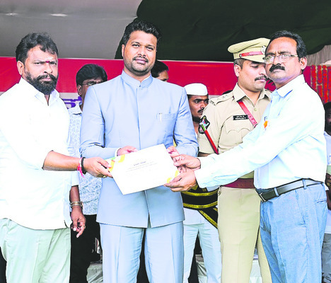 ఉత్తమ సేవలకు పురస్కారాలు6
