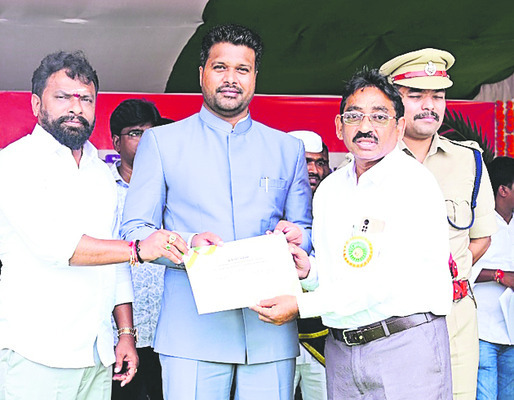 ఉత్తమ సేవలకు పురస్కారాలు9