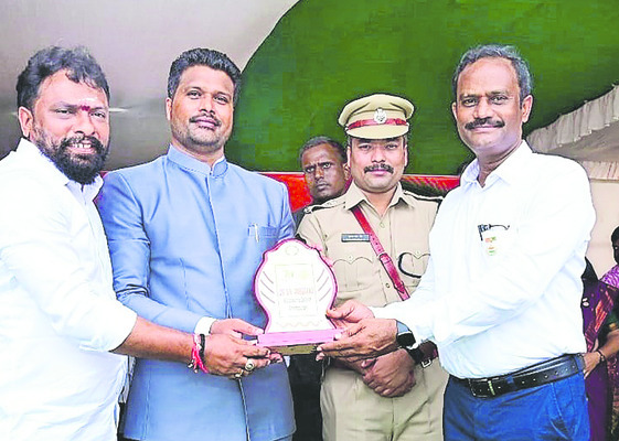ఉత్తమ సేవలకు పురస్కారాలు10