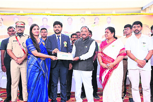 ప్రతిభకు ప్రశంస2