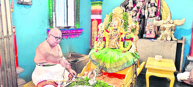 స్వర్ణకవచ ధారణలో రామయ్య1