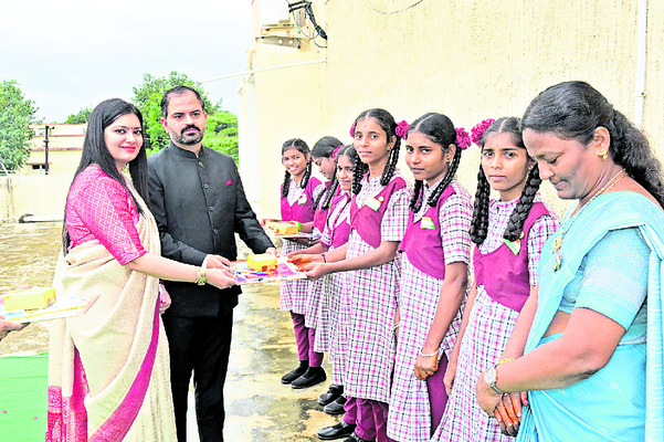 మహనీయుల సేవలు స్మరించుకోవాలి1