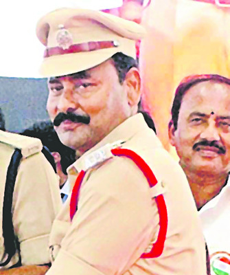 ఉత్తమ సేవలకు పతకాలు, ప్రశంసాపత్రాలు 16