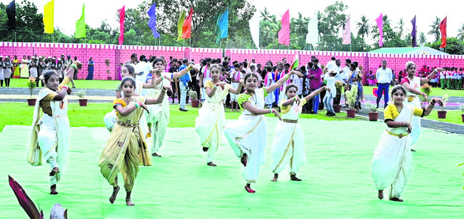 మువ్వన్నెల రెపరెపలు 3