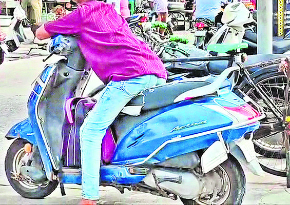 తప్పిపోయిన తల్లిని కొడుకు వద్దకు చేర్చిన షీ టీం
1