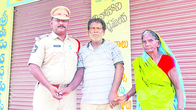 తప్పిపోయిన తల్లిని కొడుకు వద్దకు చేర్చిన షీ టీం
2