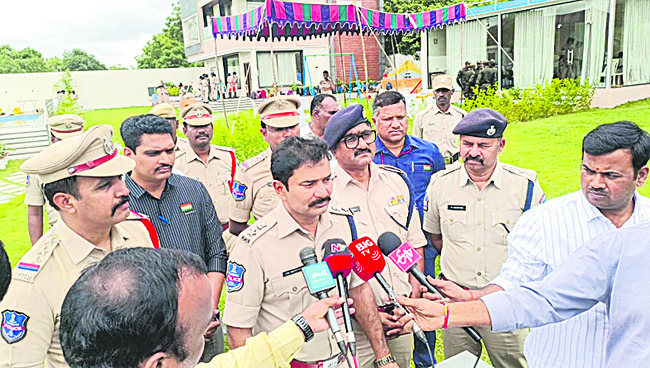 విదేశీయుల పార్టీ భగ్నం 1