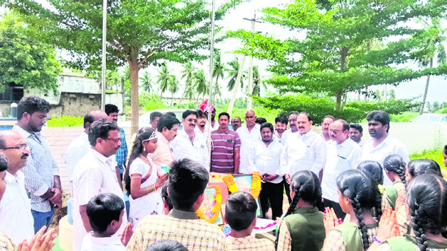 మహనీయుల త్యాగాలు మరువలేం 2
