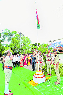 గుంటూరు రేంజ్ కార్యాలయ ఆవరణలో వేడుకలు 1