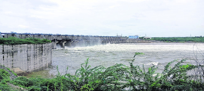 మహిళలు అన్ని రంగాల్లో రాణించాలి
1